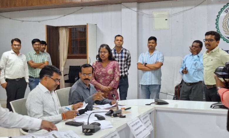 कलेक्टर कार्यालय सक्ती के सुविधा केन्द्र में डाक मतपत्र के माध्यम से मतदान की प्रक्रिया है जारी कलेक्टर कार्यालय सक्ती के सुविधा केन्द्र में डाक मतपत्र के माध्यम से मतदान की प्रक्रिया है जारी kshititech