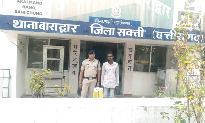 अवैध रूप से शराब कब्जे में रखने वाला आरोपी गिरफ्तार अवैध रूप से शराब कब्जे में रखने वाला आरोपी गिरफ्तार kshititech