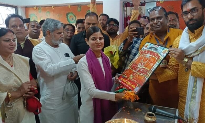 कथा वाचिका चित्रलेखा पहुंची श्री सिद्ध हनुमान मंदिर कथा वाचिका चित्रलेखा पहुंची श्री सिद्ध हनुमान मंदिर kshititech