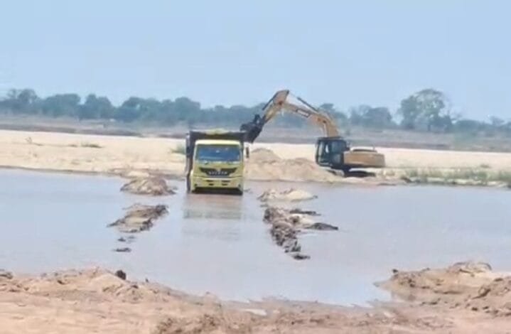 ग्राम मिरौनी महानदी की सीने को छलनी कर भारी मात्रा में रेत निकाल रहे रेत माफिया ग्राम मिरौनी महानदी की सीने को छलनी कर भारी मात्रा में रेत निकाल रहे रेत माफिया kshititech