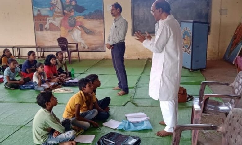 सक्ती के सरस्वती शिशु मंदिर में चल रहे निशुल्क इंग्लिश स्पोकन कार्यक्रम में पहुंचे विद्यालय के कोषाध्यक्ष रामअवतार अग्रवाल सक्ती के सरस्वती शिशु मंदिर में चल रहे निशुल्क इंग्लिश स्पोकन कार्यक्रम में पहुंचे विद्यालय के कोषाध्यक्ष रामअवतार अग्रवाल kshititech