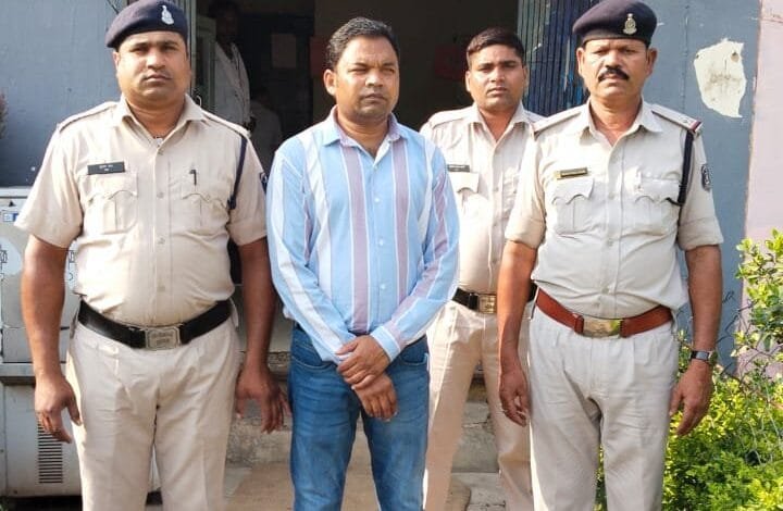 ग्रामीणों के रकम को क्रीप्तो करेंसी में निवेश कर तीन गुना करने का लालच देकर ठगी करने वाला गिरफ्तार ग्रामीणों के रकम को क्रीप्तो करेंसी में निवेश कर तीन गुना करने का लालच देकर ठगी करने वाला गिरफ्तार kshititech