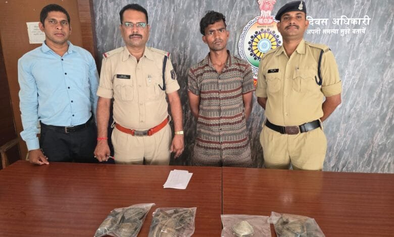 हटरी चौक स्थित संतोषी मंदिर में चोरी करने वाला आरोपी को सक्ती पुलिस ने किया गिरफ्तार हटरी चौक स्थित संतोषी मंदिर में चोरी करने वाला आरोपी को सक्ती पुलिस ने किया गिरफ्तार kshititech