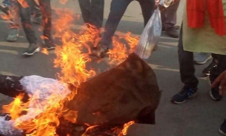 अग्रसेन चौक में पश्चिम बंगाल की सीएम ममता का किया पुतला दहन अग्रसेन चौक में पश्चिम बंगाल की सीएम ममता का किया पुतला दहन kshititech