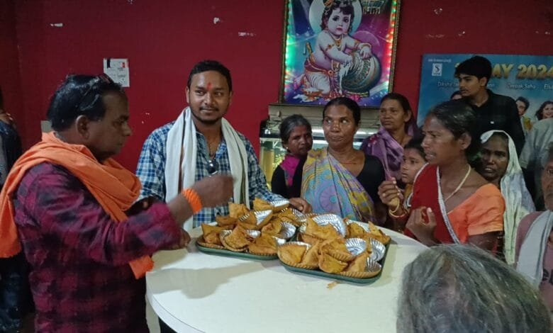 सक्ती नगर में प्रसिद्ध सिद्ध हनुमान परिवार के सदस्य सोनू देवांगन द्वारा अपना जन्मदिन अनोखे ढंग से मनाया सक्ती नगर में प्रसिद्ध सिद्ध हनुमान परिवार के सदस्य सोनू देवांगन द्वारा अपना जन्मदिन अनोखे ढंग से मनाया kshititech