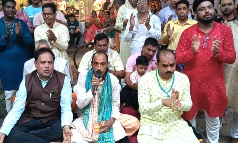 श्री सिद्ध हनुमान मंदिर की 54 वें महाआरती भीषण गर्मी में भी श्रद्धालुओं की उमड़ी भीड़ पंडित खेमराज दुबे हुए शामिल श्री सिद्ध हनुमान मंदिर की 54 वें महाआरती भीषण गर्मी में भी श्रद्धालुओं की उमड़ी भीड़ पंडित खेमराज दुबे हुए शामिल kshititech