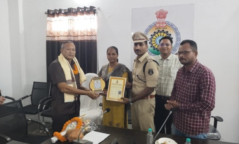 सहायक उप निरीक्षक श्यामलाल पैकरा के सेवानिवृत होने पर किया गया विदाई समारोह सहायक उप निरीक्षक श्यामलाल पैकरा के सेवानिवृत होने पर किया गया विदाई समारोह kshititech