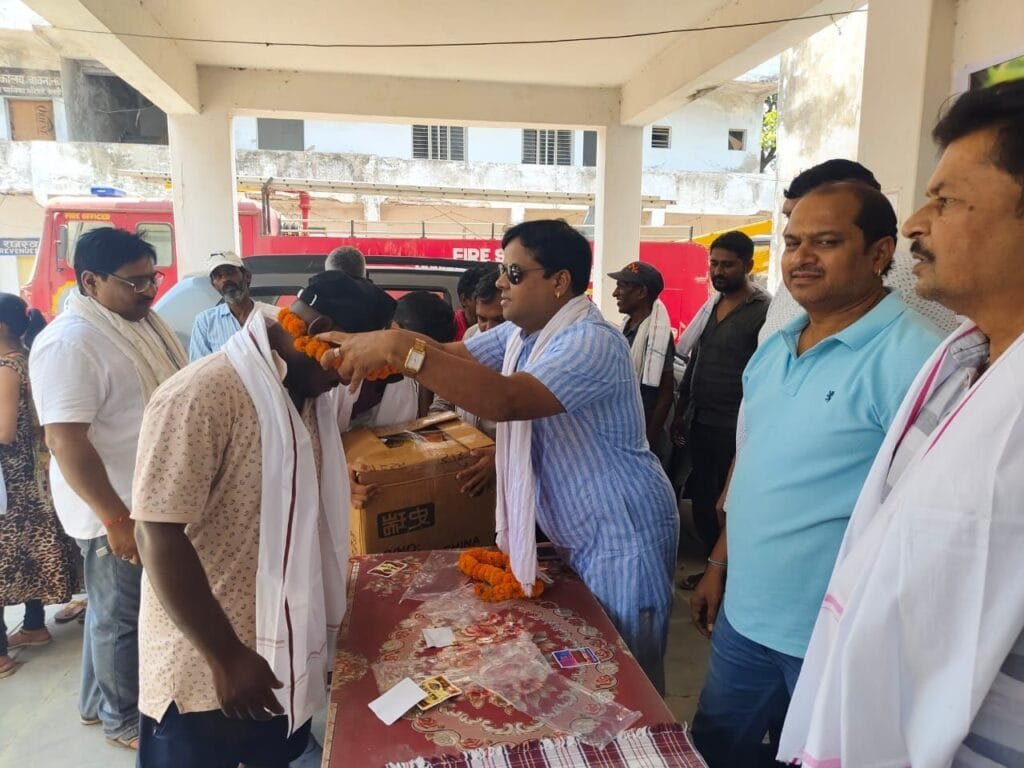 मारवाड़ी युवा मंच शाखा सक्ती के नवनियुक्त अध्यक्ष मुकेश अग्रवाल नेतृत्व में नगर पालिका कार्यालय परिसर में स्वच्छता दीदियों एवं स्वच्छता मित्रों का किया सम्मान मारवाड़ी युवा मंच शाखा सक्ती के नवनियुक्त अध्यक्ष मुकेश अग्रवाल नेतृत्व में नगर पालिका कार्यालय परिसर में स्वच्छता दीदियों एवं स्वच्छता मित्रों का किया सम्मान kshititech
