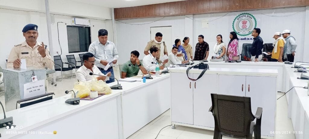 कलेक्टर कार्यालय सक्ती के सुविधा केन्द्र में डाक मतपत्र के माध्यम से मतदान की प्रक्रिया है जारी कलेक्टर कार्यालय सक्ती के सुविधा केन्द्र में डाक मतपत्र के माध्यम से मतदान की प्रक्रिया है जारी kshititech