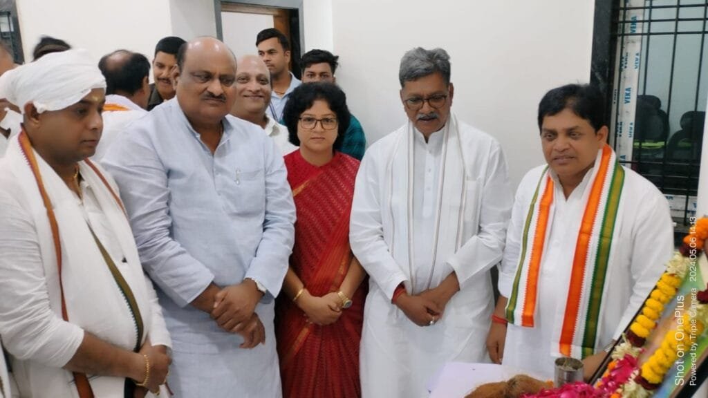 जैजैपुर विधायक बालेश्वर साहु के पिता के दशगात्र में पहुंचे नेता प्रतिपक्ष डॉ महंत , दी दिवंगत आत्मा को श्रद्धांजलि जैजैपुर विधायक बालेश्वर साहु के पिता के दशगात्र में पहुंचे नेता प्रतिपक्ष डॉ महंत , दी दिवंगत आत्मा को श्रद्धांजलि kshititech