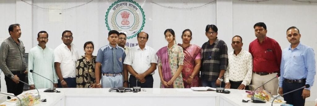 सक्ती कलेक्टर ने कक्षा 10वीं के टॉप–10 में शामिल जान्हवी और राहुल को किया सम्मानित सक्ती कलेक्टर ने कक्षा 10वीं के टॉप–10 में शामिल जान्हवी और राहुल को किया सम्मानित kshititech