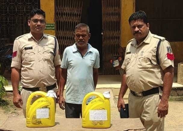 महुआ शराब बेचने वाला व्यक्ति अण्डा गांव से गिरफ्तार महुआ शराब बेचने वाला व्यक्ति अण्डा गांव से गिरफ्तार kshititech