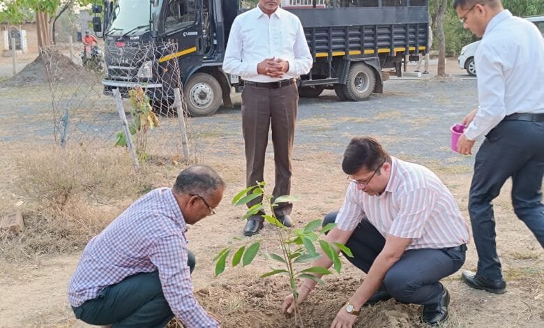 विश्व पर्यावरण दिवस पर न्यायाधीशगणो ने उपजेल में वृक्षारोपण किया विश्व पर्यावरण दिवस पर न्यायाधीशगणो ने उपजेल में वृक्षारोपण किया kshititech