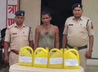 20 लीटर महुआ शराब के साथ व्यक्ति गिरफ्तार 20 लीटर महुआ शराब के साथ व्यक्ति गिरफ्तार kshititech