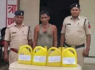 20 लीटर महुआ शराब के साथ व्यक्ति गिरफ्तार 20 लीटर महुआ शराब के साथ व्यक्ति गिरफ्तार kshititech