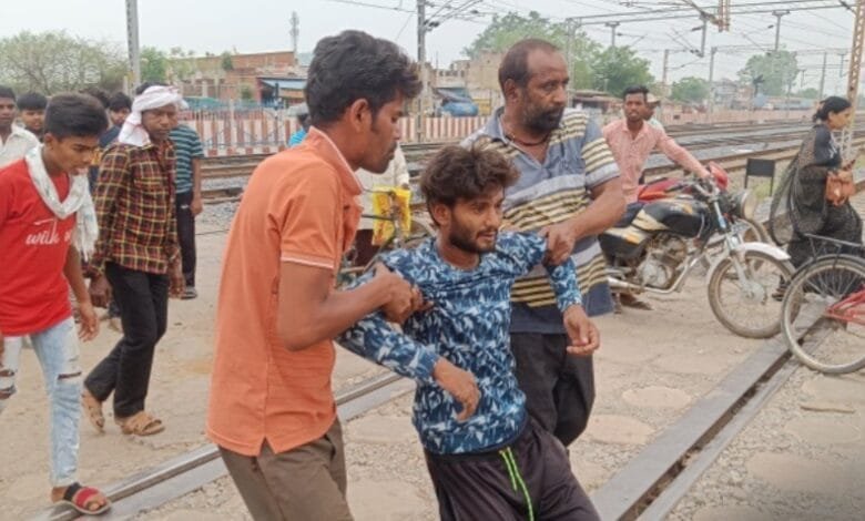 बंद फाटक पार करने के दौरान बाईक सवार आया मालगाड़ी की चपेट में उड़े परखच्चे बंद फाटक पार करने के दौरान बाईक सवार आया मालगाड़ी की चपेट में उड़े परखच्चे kshititech