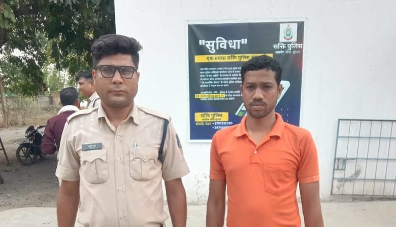 हत्या करने की नियत से सिर पर लगातार स्टील के जग से वार करने वाले आरोपी गिरफ्तार हत्या करने की नियत से सिर पर लगातार स्टील के जग से वार करने वाले आरोपी गिरफ्तार kshititech
