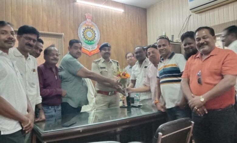 जिला सक्ती प्रेस क्लब सक्ती ने करी सक्ती थाने के नव पदस्थ टीआई बृजेश तिवारी से मुलाकात जिला सक्ती प्रेस क्लब सक्ती ने करी सक्ती थाने के नव पदस्थ टीआई बृजेश तिवारी से मुलाकात kshititech