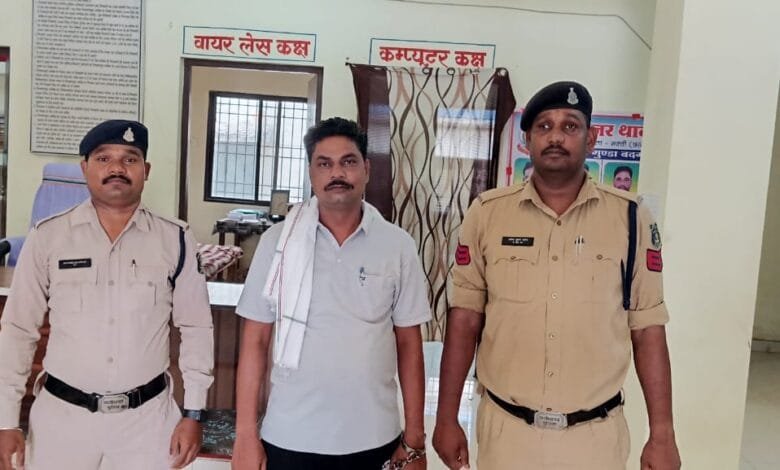 अवैध रूप से ढ़ाबे में रखकर देशी प्लेन शराब बिक्री करने वाले एवं जेल जाने के भय से फरार आरोपी ढ़ाबा संचालक गिरफ्तार अवैध रूप से ढ़ाबे में रखकर देशी प्लेन शराब बिक्री करने वाले एवं जेल जाने के भय से फरार आरोपी ढ़ाबा संचालक गिरफ्तार kshititech