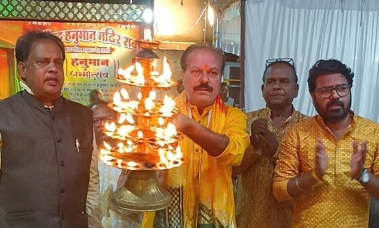श्रीसिद्ध हनुमान मंदिर की बरसते पानी में 57 वें महाआरती में शामिल हुए पंडित संजू पांडे श्रीसिद्ध हनुमान मंदिर की बरसते पानी में 57 वें महाआरती में शामिल हुए पंडित संजू पांडे kshititech