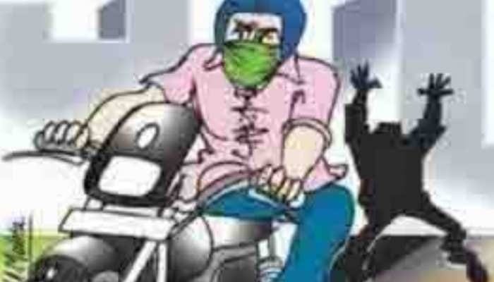 बाजार सब्जी लेने गए पुलिस आरक्षक की बाइक अज्ञात चोर ने पार कर दी बाजार सब्जी लेने गए पुलिस आरक्षक की बाइक अज्ञात चोर ने पार कर दी kshititech