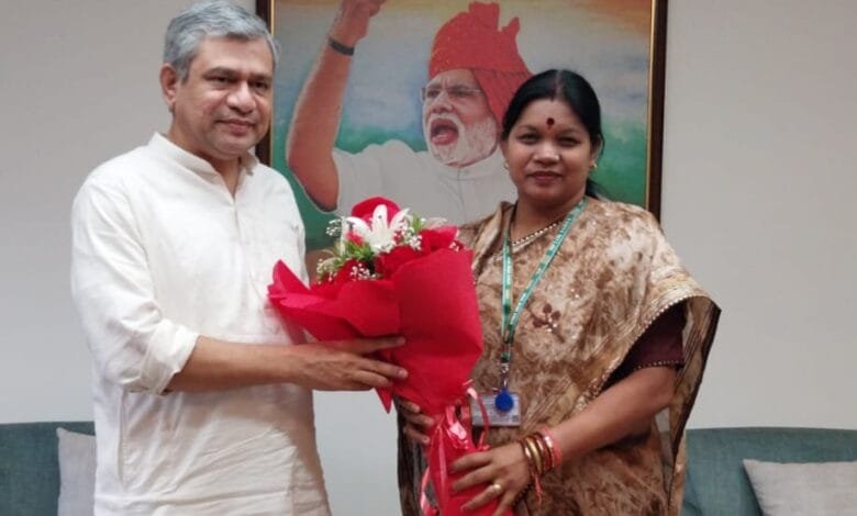 सांसद कमलेश जांगड़े ने रेल मंत्री को सक्ती-बाराद्वार स्टेशन में रेल सुविधा बढ़ाने दिया ज्ञापन सांसद कमलेश जांगड़े ने रेल मंत्री को सक्ती-बाराद्वार स्टेशन में रेल सुविधा बढ़ाने दिया ज्ञापन kshititech
