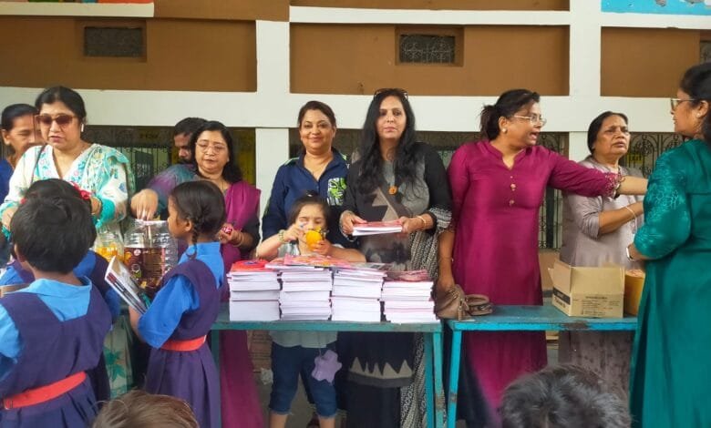अग्रवाल महिला मंडल ने स्कूली बच्चों को वितरित किए कापी, पेंसिल सेट व फल अग्रवाल महिला मंडल ने स्कूली बच्चों को वितरित किए कापी, पेंसिल सेट व फल kshititech