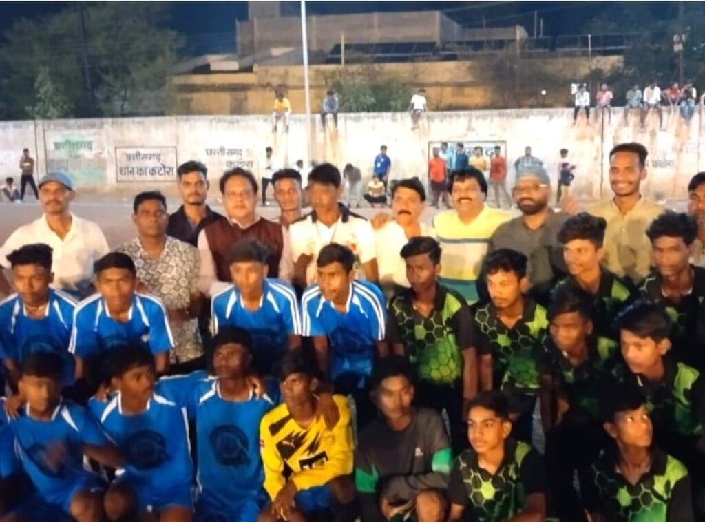 अंडर सिक्सटीन रात्रि कालीन फुटबॉल प्रतियोगिता का दूधिया रोशनी में हुआ समापन अंडर सिक्सटीन रात्रि कालीन फुटबॉल प्रतियोगिता का दूधिया रोशनी में हुआ समापन kshititech