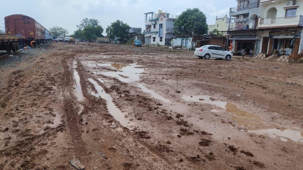 सक्ती नगर के वार्ड नंबर 18 स्टेशन पारा में बारिश बना मुसीबत सक्ती नगर के वार्ड नंबर 18 स्टेशन पारा में बारिश बना मुसीबत kshititech