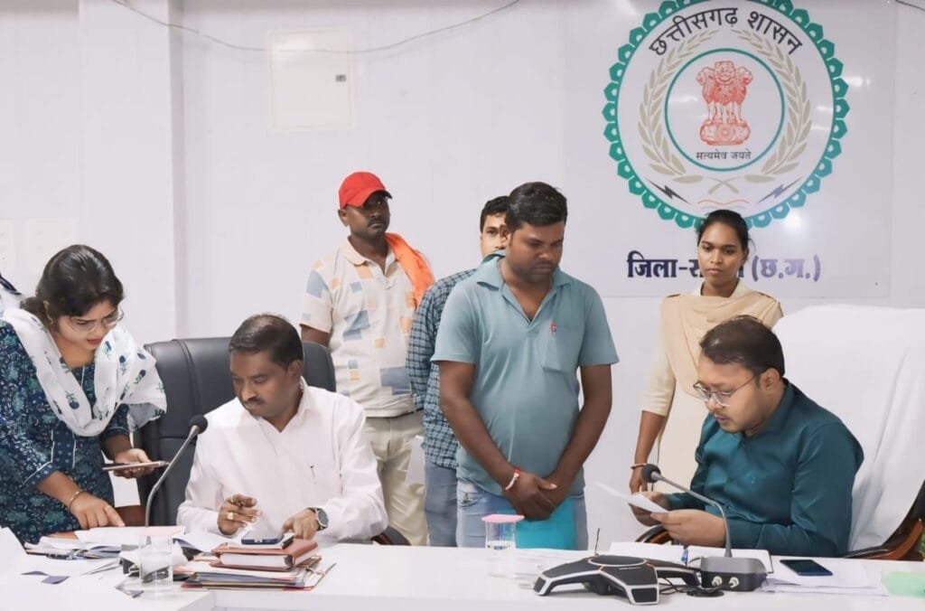 कलेक्टर ने साप्ताहिक जनदर्शन के माध्यम से सुनी आमलोगों की विभिन्न समस्याएं कलेक्टर ने साप्ताहिक जनदर्शन के माध्यम से सुनी आमलोगों की विभिन्न समस्याएं kshititech