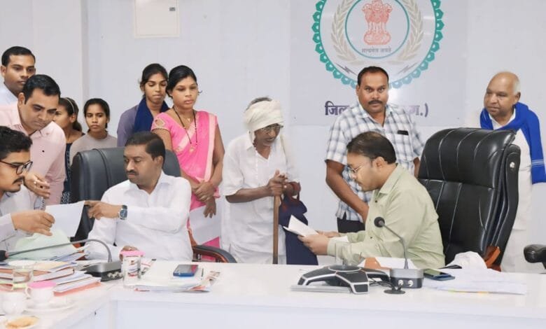 कलेक्टर ने जनदर्शन में सुनी आमजनो की विभिन्न समस्याएं कलेक्टर ने जनदर्शन में सुनी आमजनो की विभिन्न समस्याएं kshititech