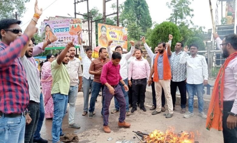 भारतीय जनता युवा मोर्चा सक्ती ने अग्रसेन चौक में फूंका राहुल का पुतला भारतीय जनता युवा मोर्चा सक्ती ने अग्रसेन चौक में फूंका राहुल का पुतला kshititech