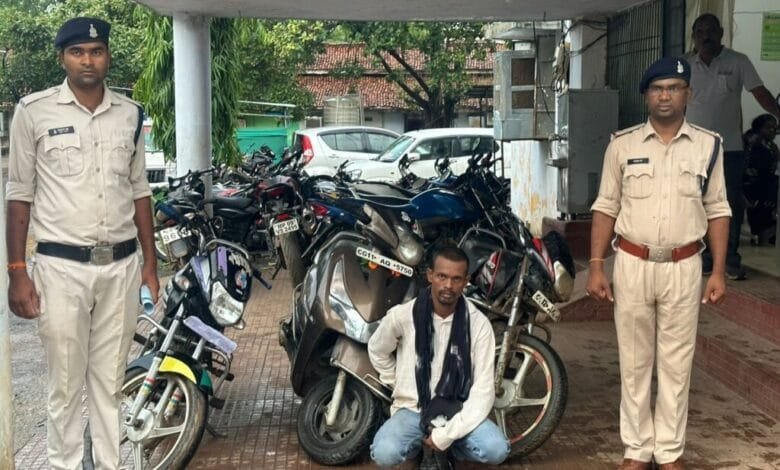 मोटरसाइकिल चोरी करने वाले दो आरोपियों को किया गया गिरफ्तार मोटरसाइकिल चोरी करने वाले दो आरोपियों को किया गया गिरफ्तार kshititech