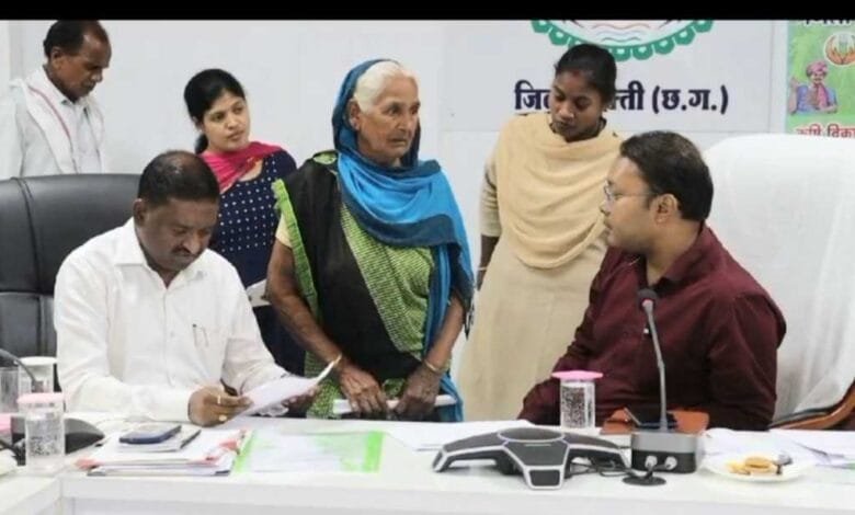 कलेक्टर ने जनदर्शन में सुनी आमजनो की विभिन्न समस्याएं कलेक्टर ने जनदर्शन में सुनी आमजनो की विभिन्न समस्याएं kshititech