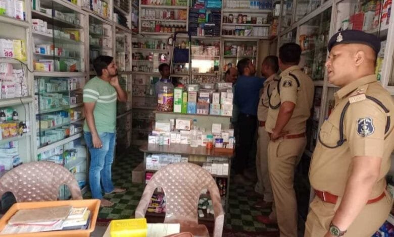 सक्ती की दवाई दुकानों में पुलिस की दबिश, नशीली टेबलेट या सिरफ बेचने पर की जाएगी कड़ी कार्यवाही सक्ती की दवाई दुकानों में पुलिस की दबिश, नशीली टेबलेट या सिरफ बेचने पर की जाएगी कड़ी कार्यवाही kshititech