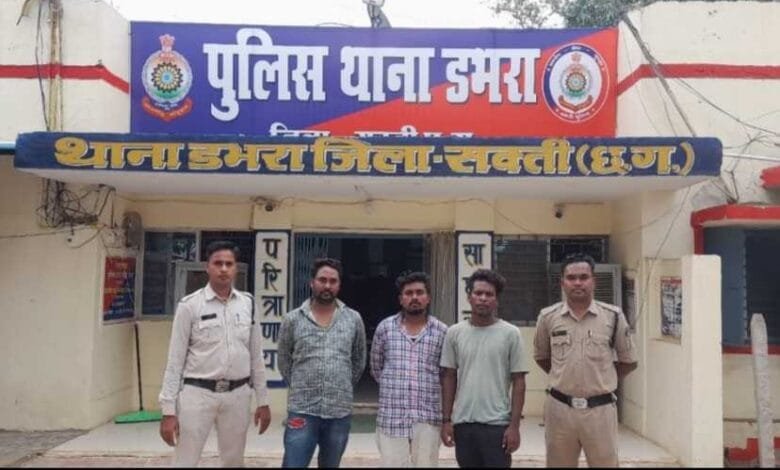 घर का दरवाजा तोड़कर घर घुसकर मारपीट करने वाले 3 आरोपियों को पुलिस ने किया गिरफ्तार घर का दरवाजा तोड़कर घर घुसकर मारपीट करने वाले 3 आरोपियों को पुलिस ने किया गिरफ्तार kshititech