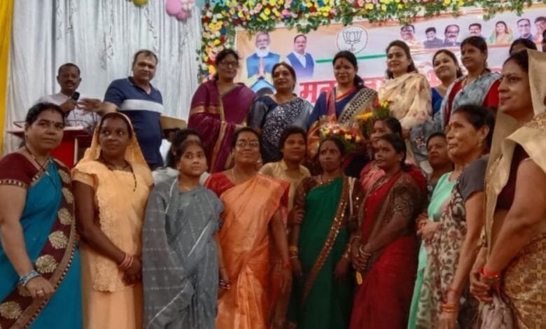 मतदाता अभिनंदन समारोह में अभिनंदन के आड़ में नेताओं ने अपनी पीठ थपथपाई मतदाता अभिनंदन समारोह में अभिनंदन के आड़ में नेताओं ने अपनी पीठ थपथपाई kshititech