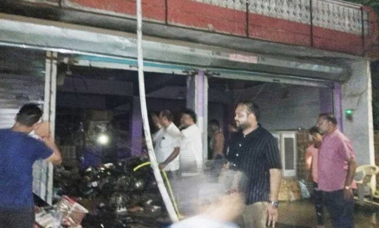 सक्ती के निकुंज हार्डवेयर में लगी आग लाखों का माल जलकर खाक सक्ती के निकुंज हार्डवेयर में लगी आग लाखों का माल जलकर खाक kshititech