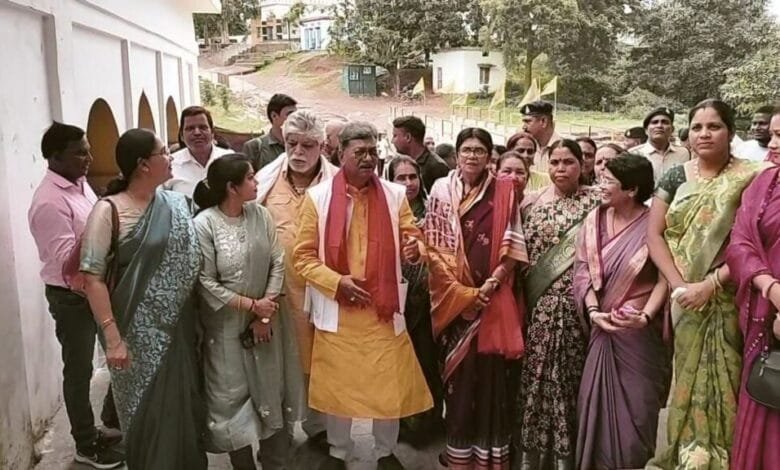 सक्ती पहुंचे विधानसभा के नेता प्रतिपक्ष महंत ने कहा प्रदेश की कानून व्यवस्था हो गई है ध्वस्त सक्ती पहुंचे विधानसभा के नेता प्रतिपक्ष महंत ने कहा प्रदेश की कानून व्यवस्था हो गई है ध्वस्त kshititech
