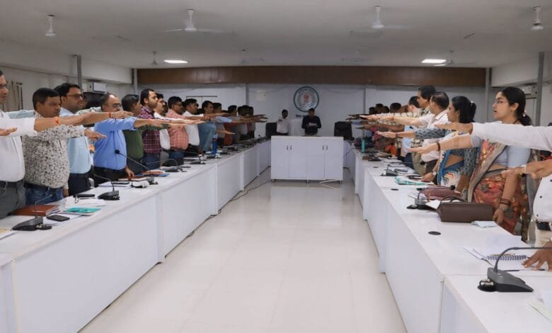कलेक्टर ने ली साप्ताहिक समय सीमा की बैठक कलेक्टर ने ली साप्ताहिक समय सीमा की बैठक kshititech