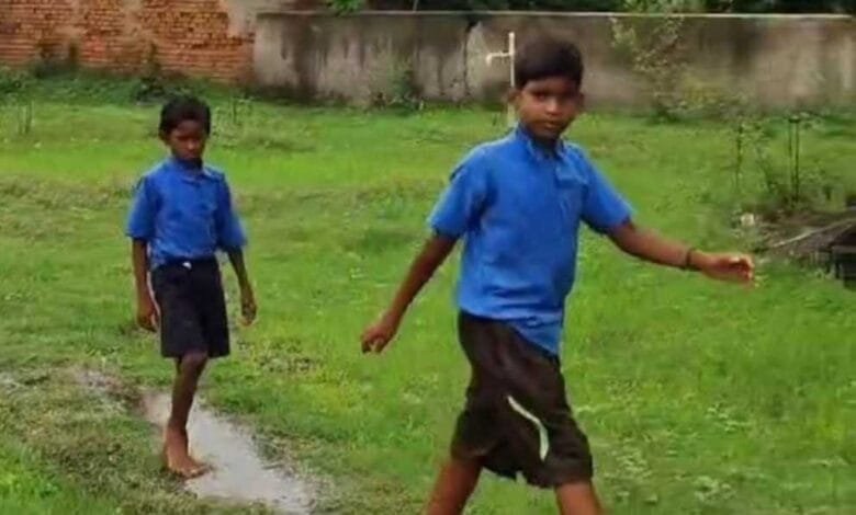 एक स्कूल में 2 बच्चों को पढ़ाते हैं 3 शिक्षक एजुकेशन सिस्टम पर खड़े हुए सवाल एक स्कूल में 2 बच्चों को पढ़ाते हैं 3 शिक्षक एजुकेशन सिस्टम पर खड़े हुए सवाल kshititech