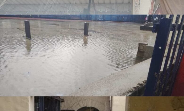 सक्ती रेलवे स्टेशन का बुरा हाल, बारिश होते ही प्लेटफार्म बने तालाब सक्ती रेलवे स्टेशन का बुरा हाल, बारिश होते ही प्लेटफार्म बने तालाब kshititech