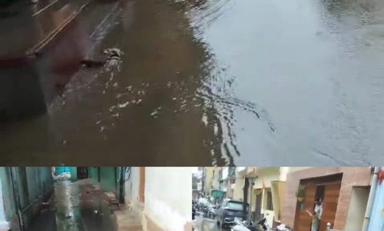 थोड़ी सी बारिश में सक्ती नगर में सड़कों में भरा नालियों का गंदा पानी थोड़ी सी बारिश में सक्ती नगर में सड़कों में भरा नालियों का गंदा पानी kshititech