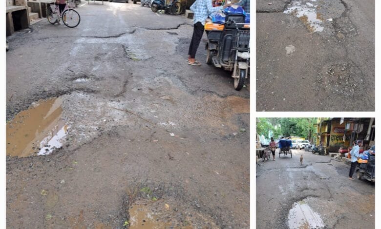 सक्ती नगर की हृदय स्थल हटरी चौक मे सड़कों में बने बड़े-बड़े गड्ढे सक्ती नगर की हृदय स्थल हटरी चौक मे सड़कों में बने बड़े-बड़े गड्ढे kshititech