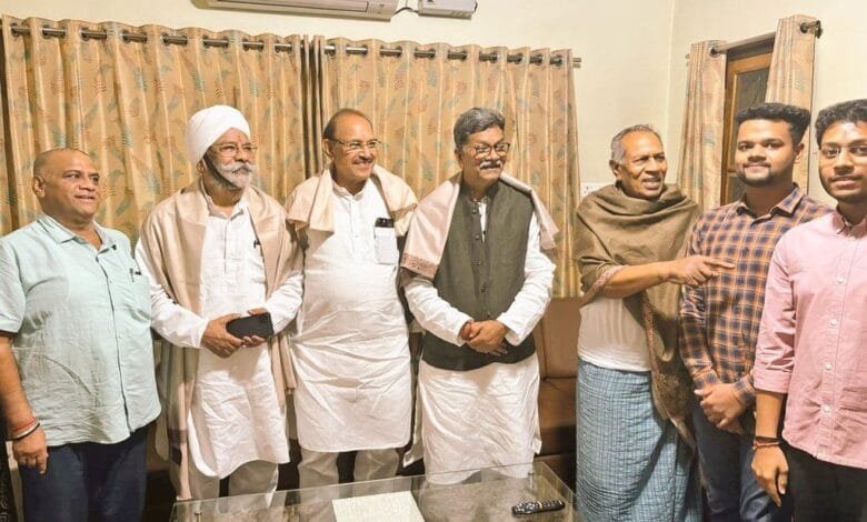 पूर्व मंत्री मेधाराम साहू से मिलने पहुंचे नेता प्रतिपक्ष चरणदास महंत पूर्व मंत्री मेधाराम साहू से मिलने पहुंचे नेता प्रतिपक्ष चरणदास महंत kshititech