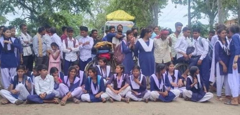 स्कूल जाने सड़क की बदहाली स्कूल जाने सड़क की बदहाली kshititech