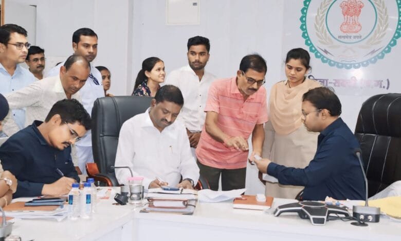 कलेक्टर जनदर्शन में आमजनों की सुनी गई विभिन्न समस्याएं कलेक्टर जनदर्शन में आमजनों की सुनी गई विभिन्न समस्याएं kshititech