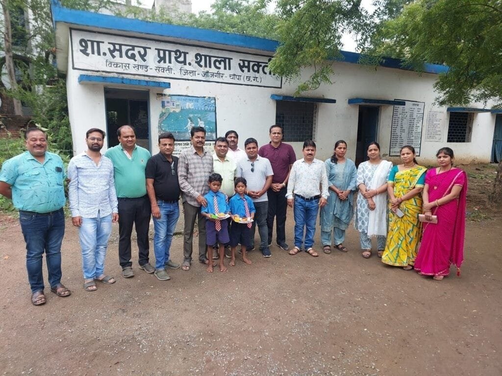 मारवाड़ी युवा मंच की सक्ती शाखा ने शहर के 92 साल पुराने सदर प्राथमिक स्कूल के बच्चों को बांटी अध्यापन सामग्री एवं करवाया जलपान मारवाड़ी युवा मंच की सक्ती शाखा ने शहर के 92 साल पुराने सदर प्राथमिक स्कूल के बच्चों को बांटी अध्यापन सामग्री एवं करवाया जलपान kshititech