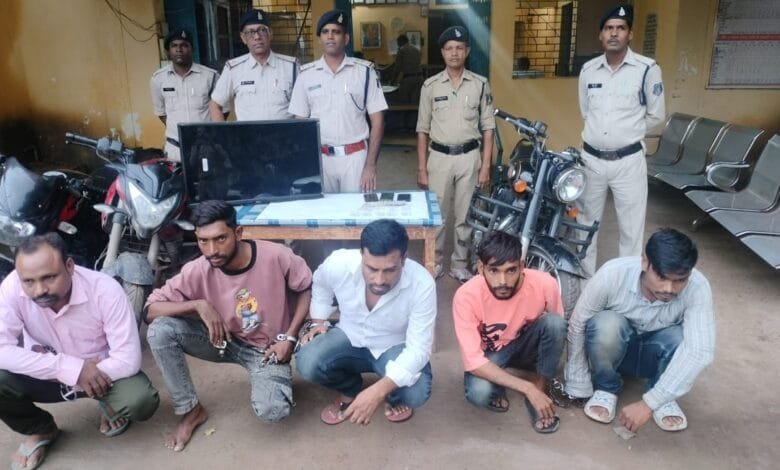 मोटर साइकिल बुलेट, सोना चांदी की जेवरात एवम नगदी रकम चोरी करने वाले 05 आरोपी गिरफ्तार मोटर साइकिल बुलेट, सोना चांदी की जेवरात एवम नगदी रकम चोरी करने वाले 05 आरोपी गिरफ्तार kshititech