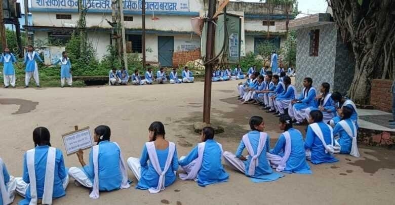 बाराद्वार में शिक्षकों की कमी को लेकर हुवा चक्काजाम, विद्यालय में नेतागिरी हावी बाराद्वार में शिक्षकों की कमी को लेकर हुवा चक्काजाम, विद्यालय में नेतागिरी हावी kshititech
